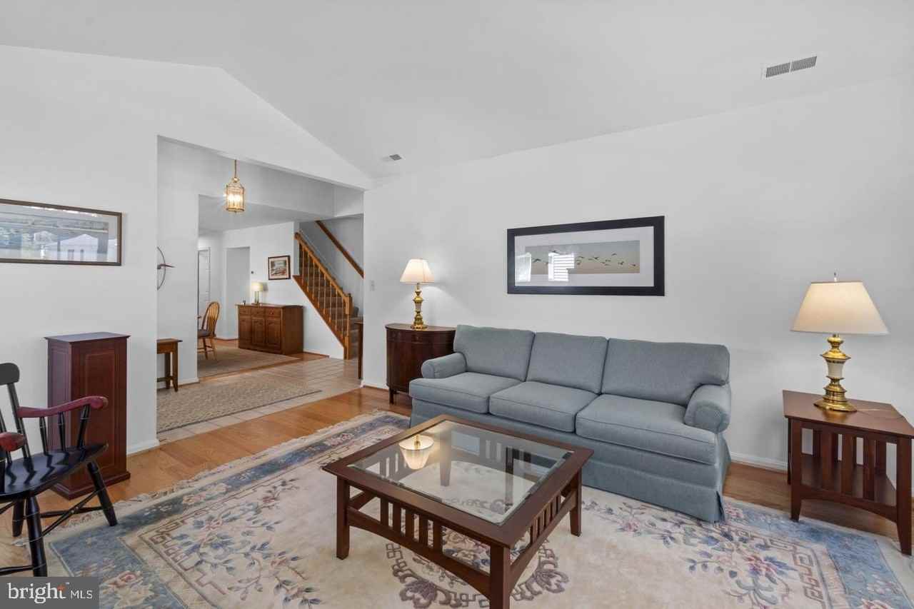 709 Sydney Ter - Photo 4 of 24