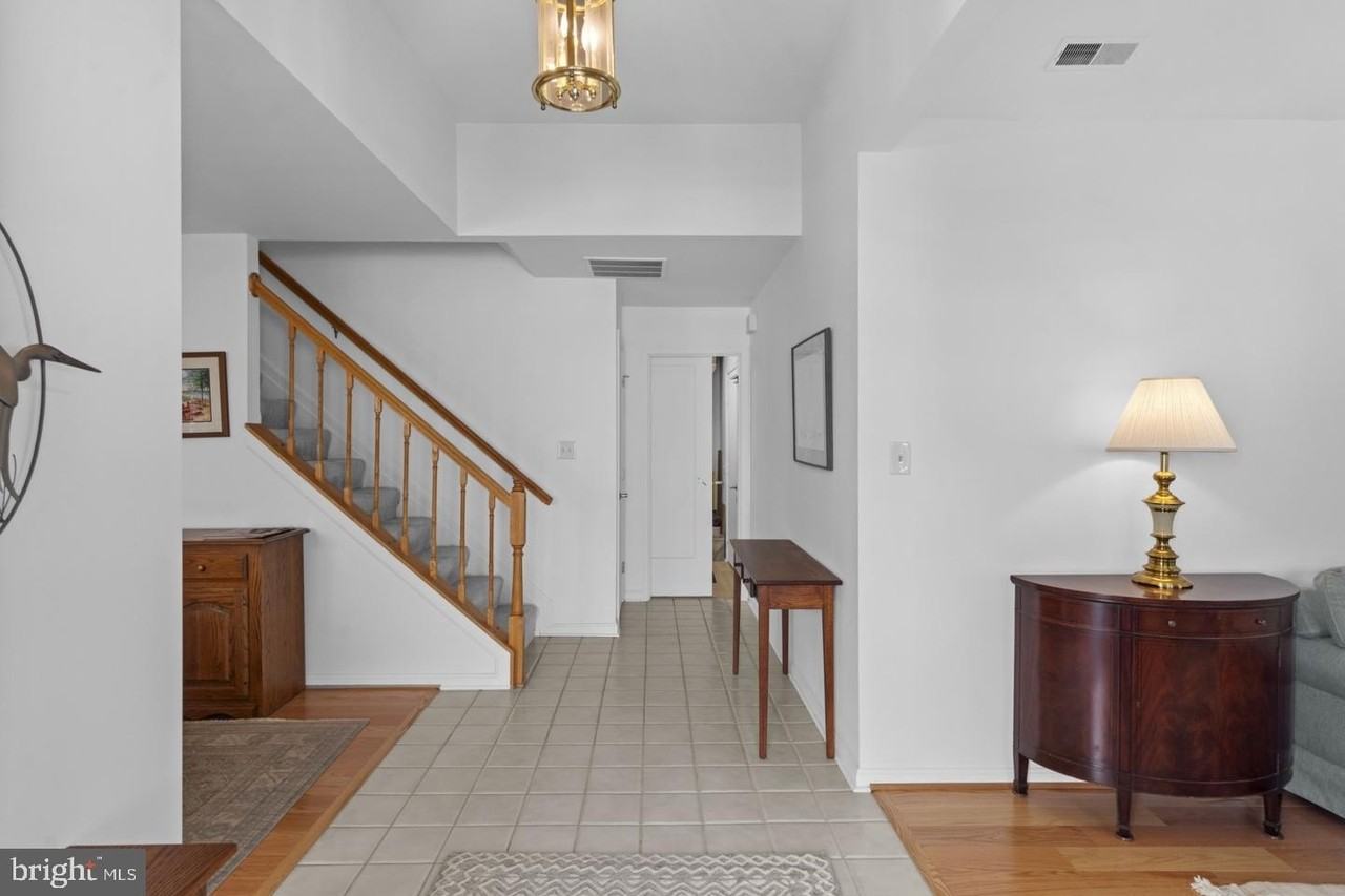 709 Sydney Ter - Photo 5 of 24