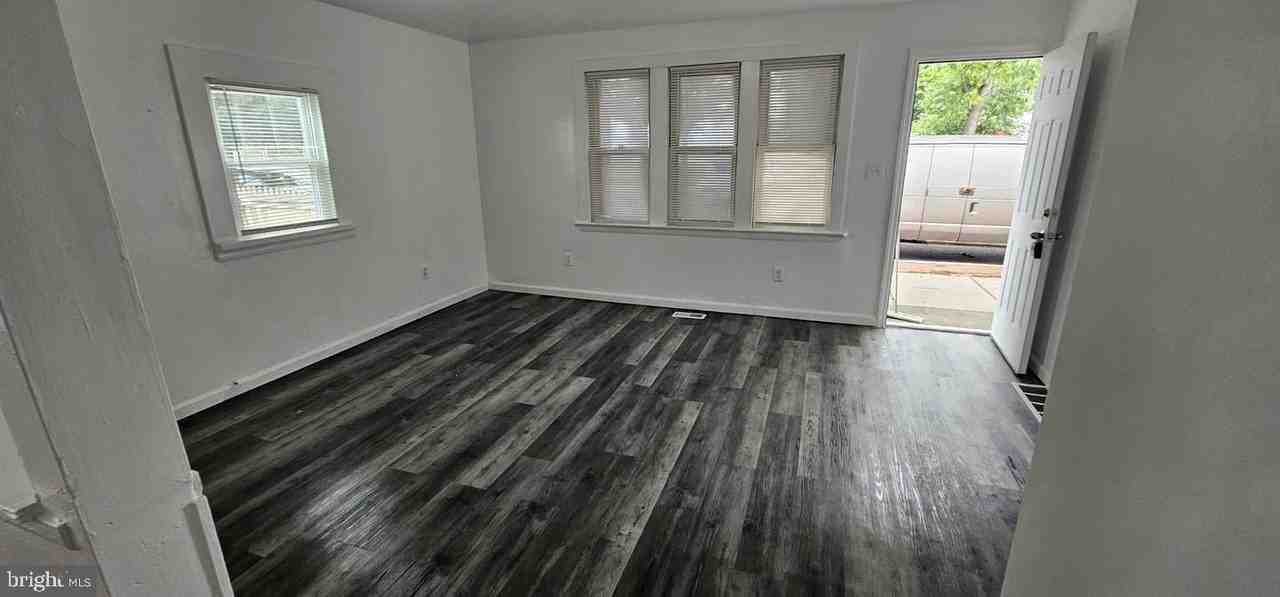 10911 N Burlington St - Photo 2 of 12