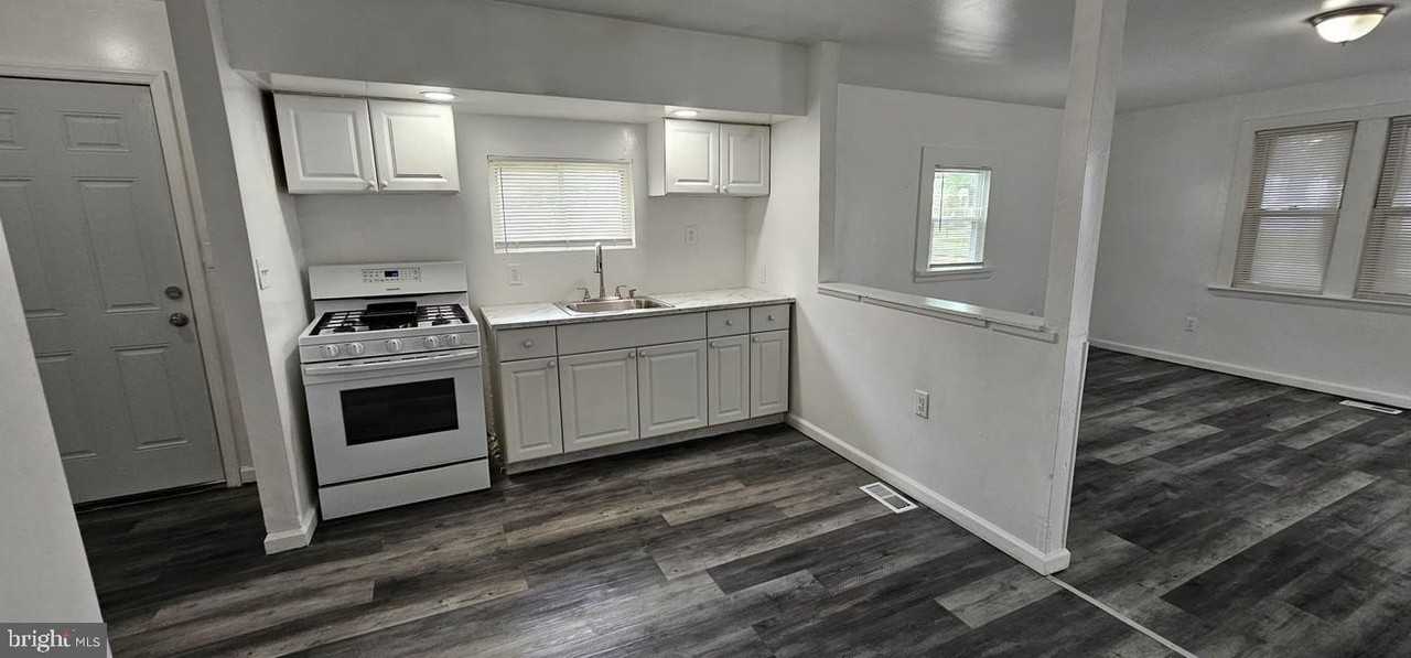 10911 N Burlington St - Photo 3 of 12
