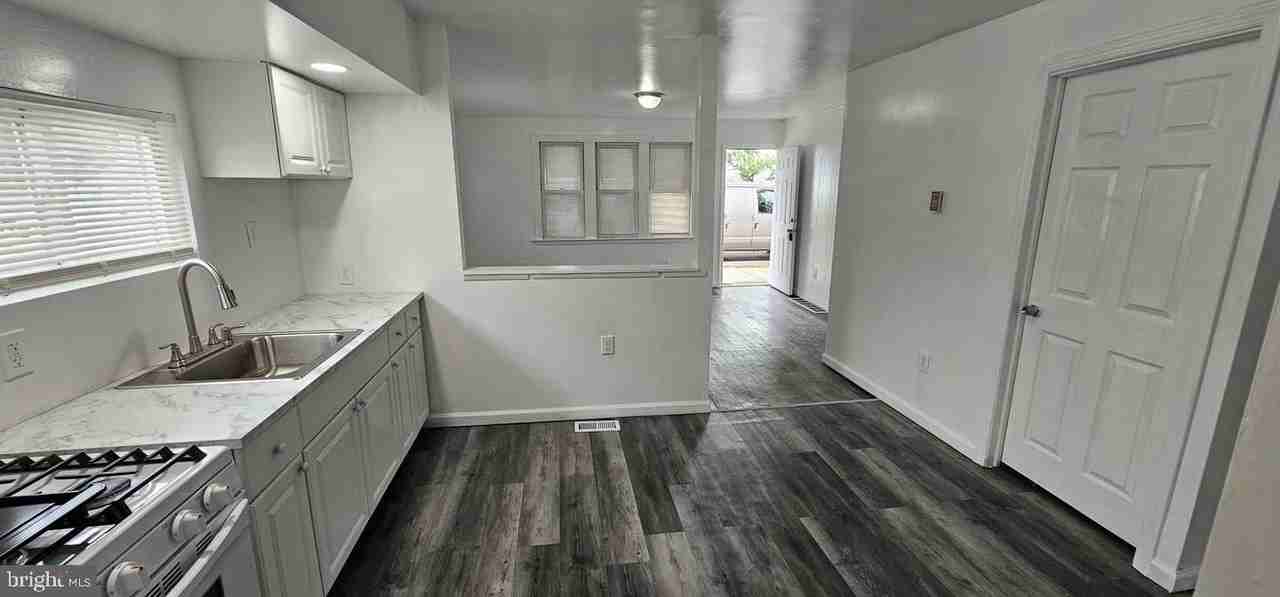 10911 N Burlington St - Photo 4 of 12