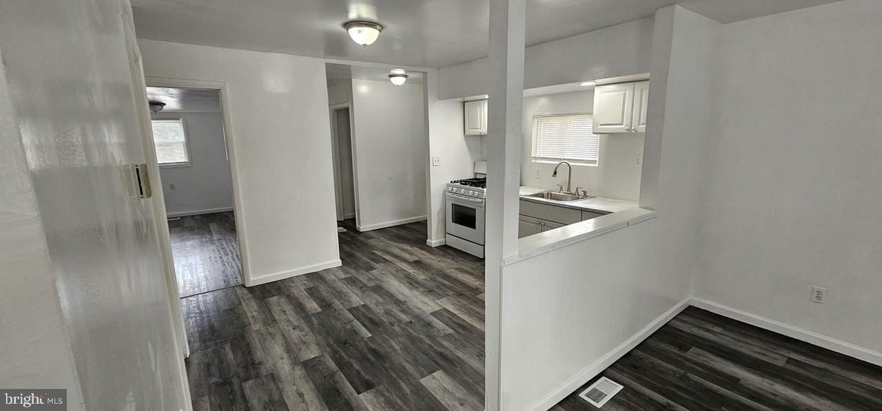 10911 N Burlington St - Photo 5 of 12