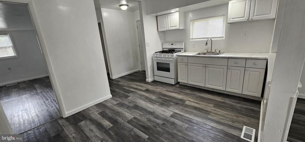 10911 N Burlington St - Photo 6 of 12