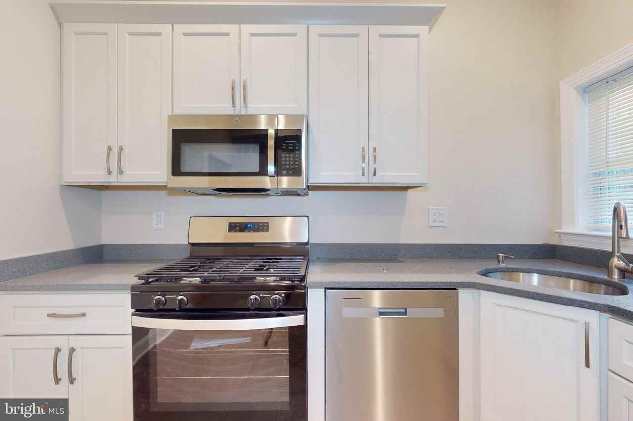420--422 S 4TH Street #1 - Photo 6 of 20