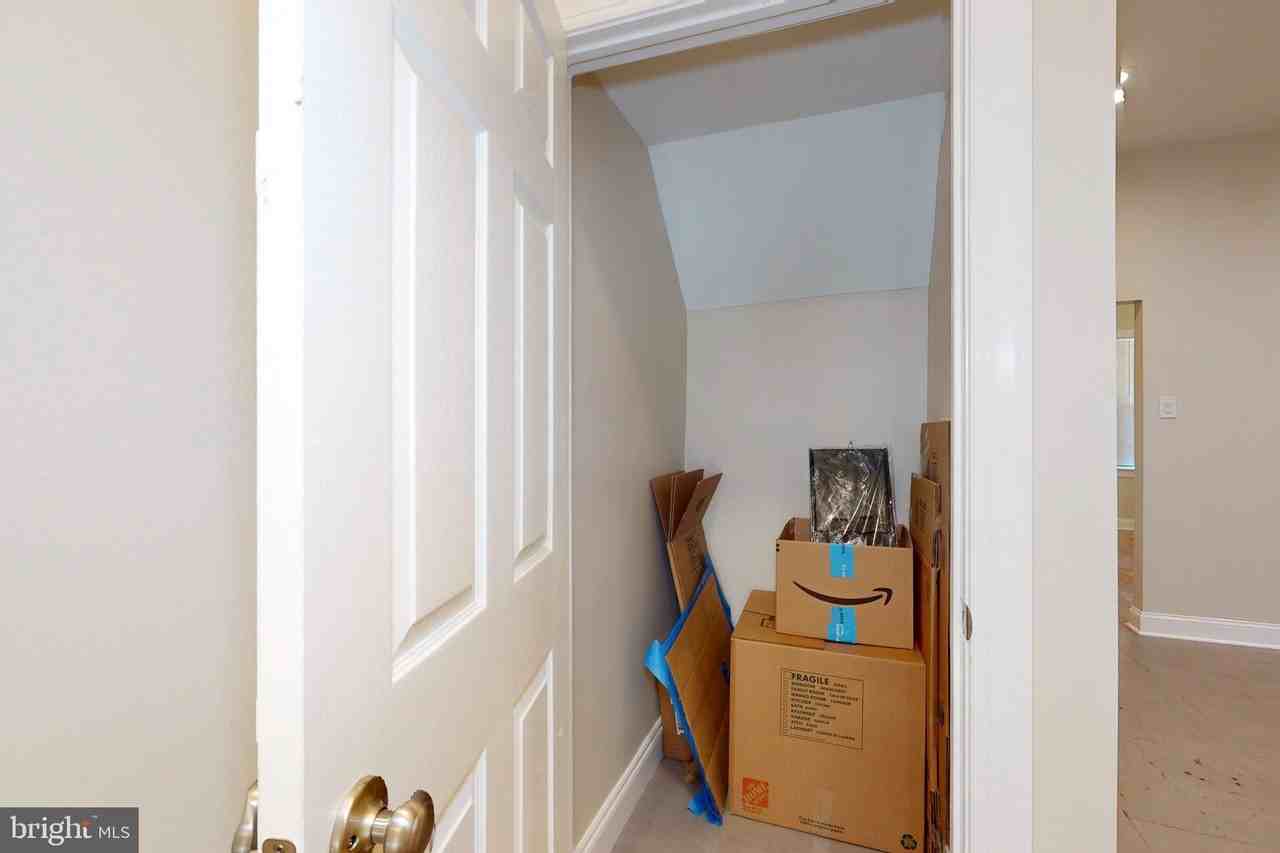 420--422 S 4TH Street #1 - Photo 7 of 20