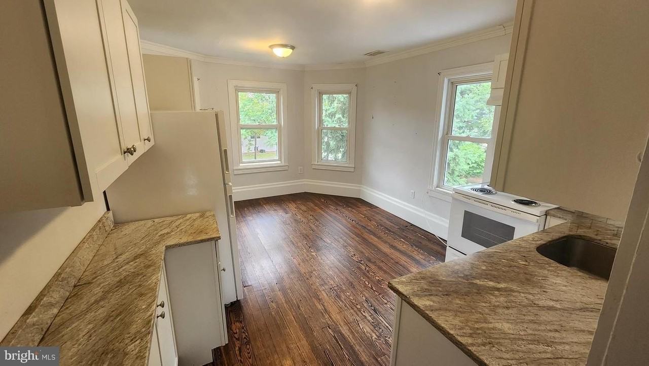 605 Crown Point Rd - Photo 3 of 4