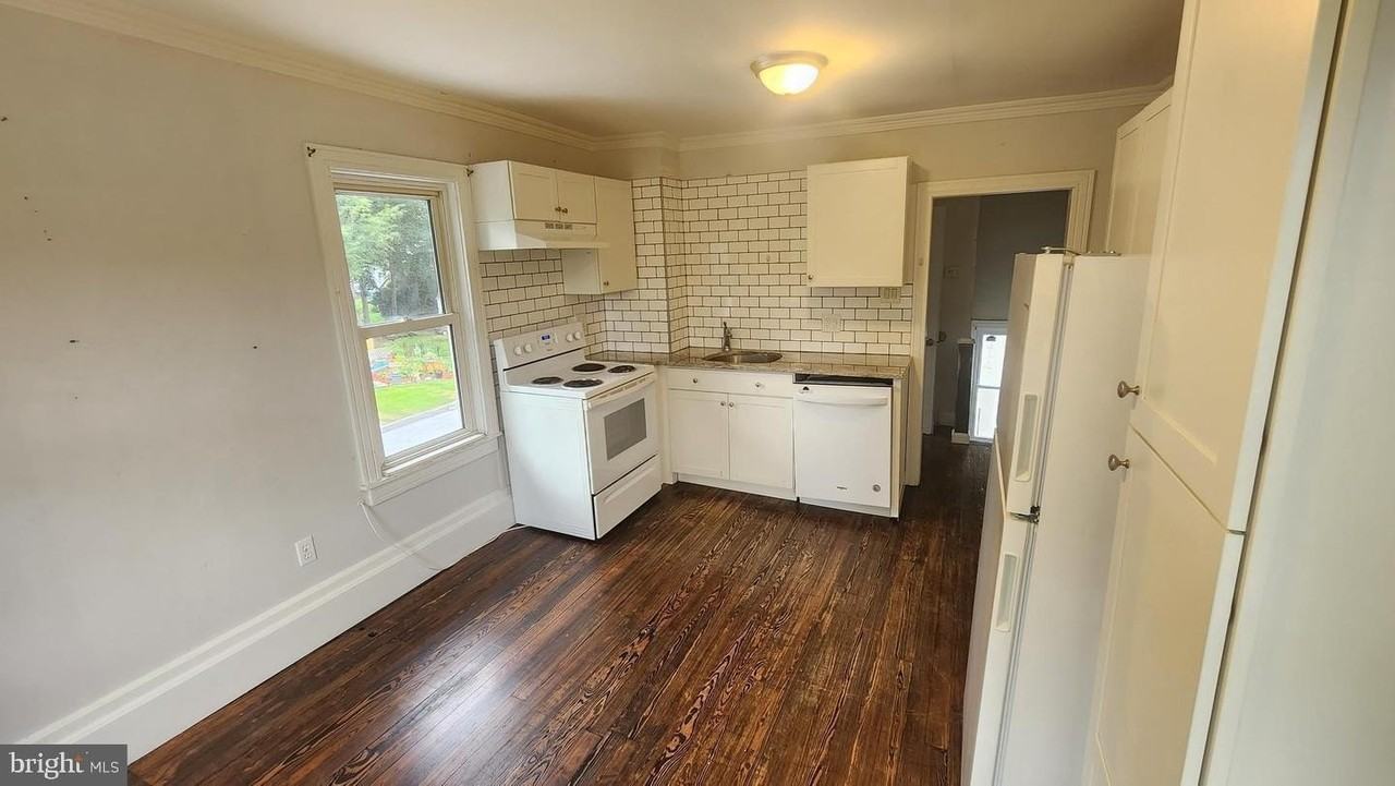 605 Crown Point Rd - Photo 4 of 4