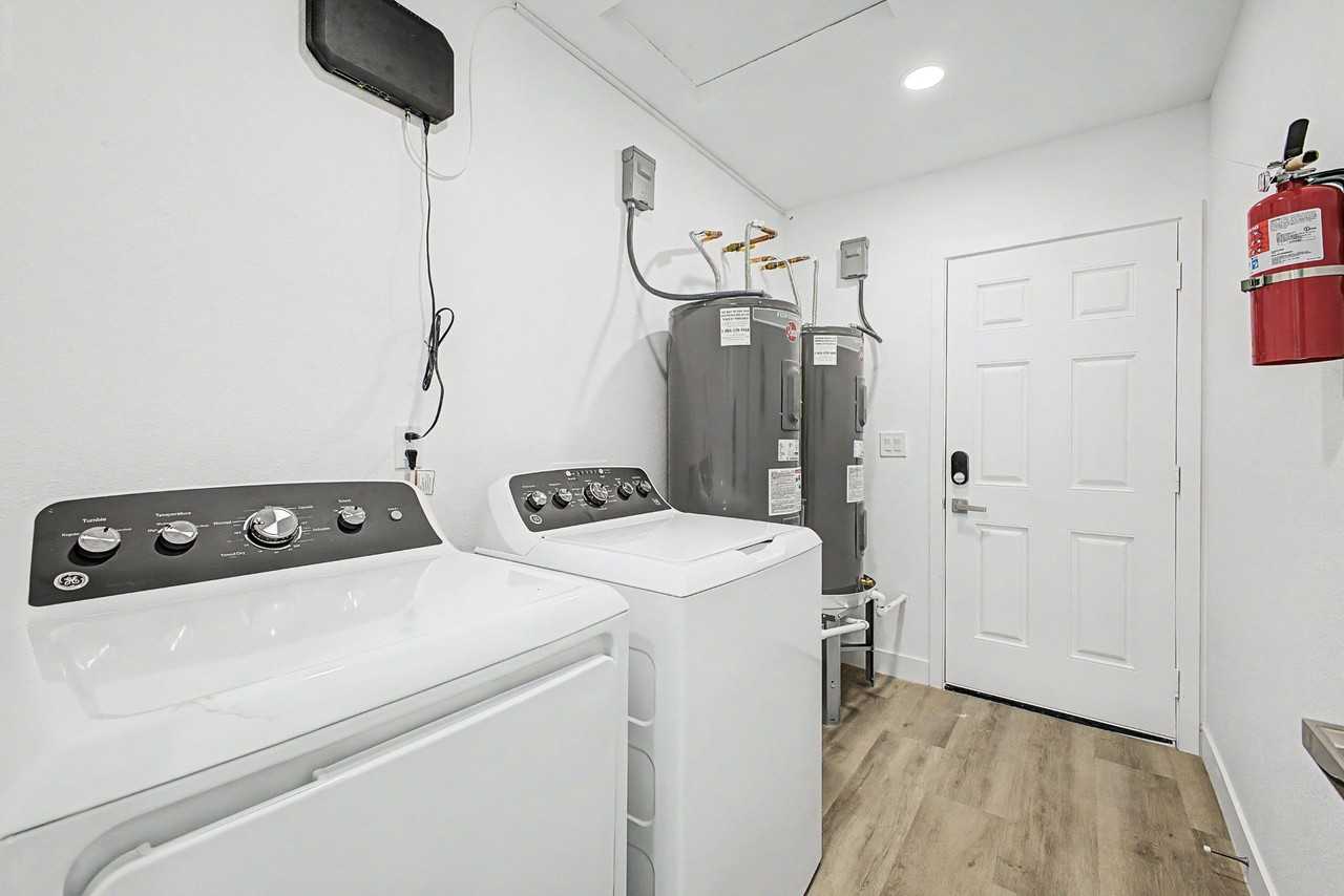 W Sunnyslope Ln - Photo 3 of 36