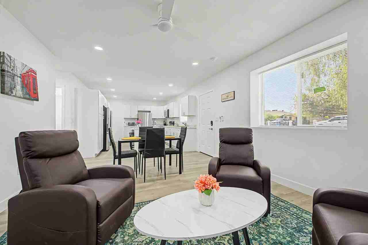 W Sunnyslope Ln - Photo 7 of 36