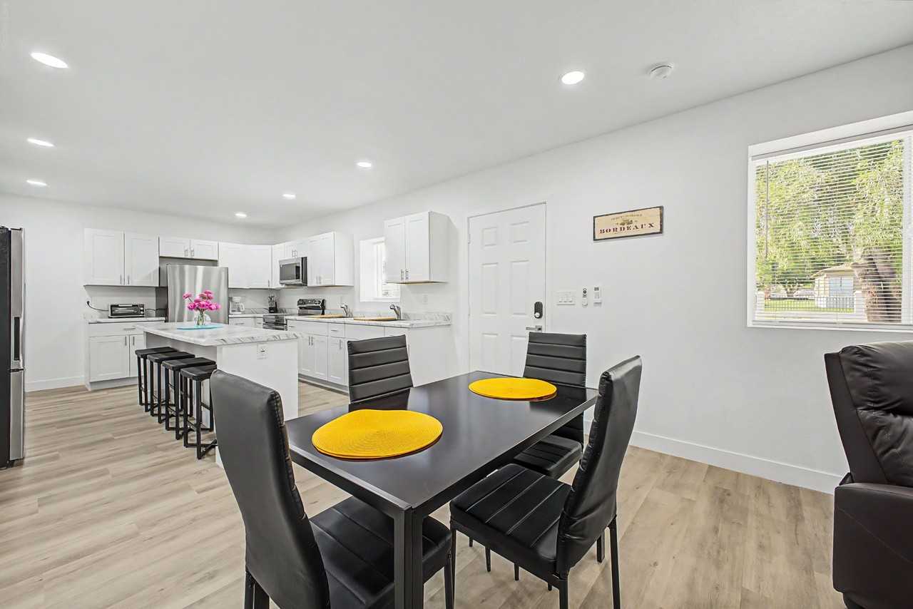 W Sunnyslope Ln - Photo 6 of 36