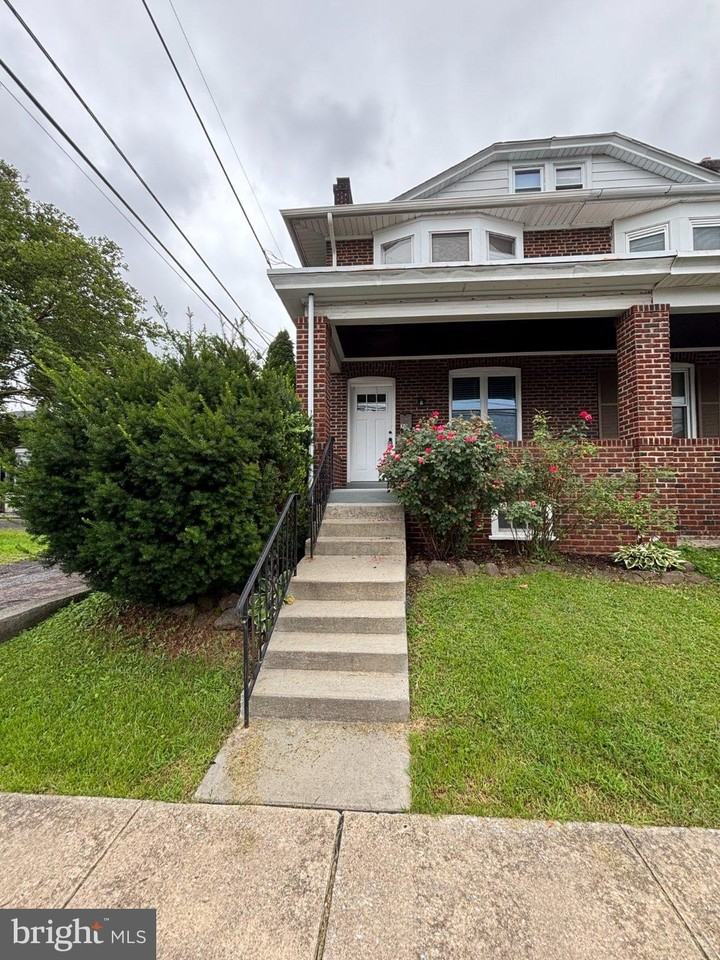 70 S Mount Vernon St - Photo 3 of 34