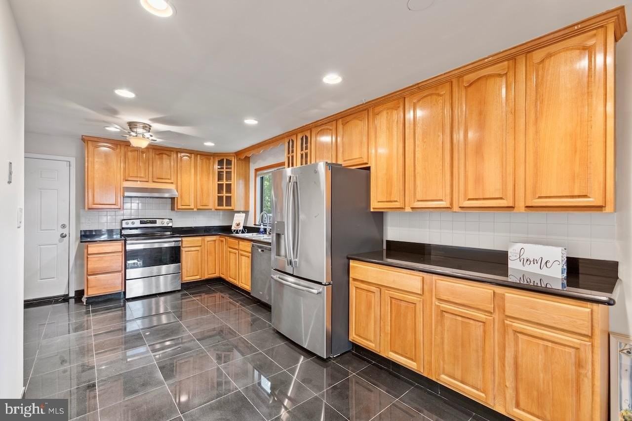 1404 Wolftrap Run Rd - Photo 3 of 33