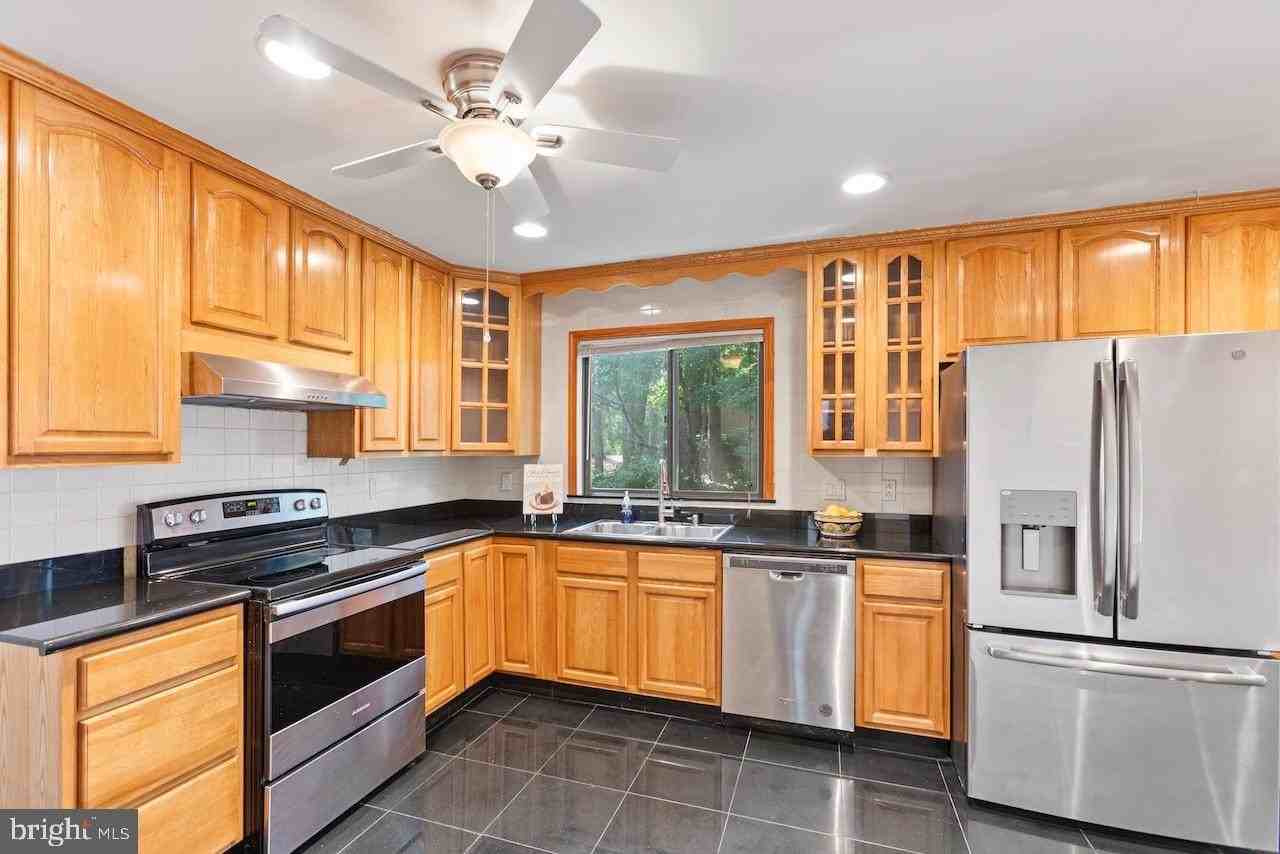 1404 Wolftrap Run Rd - Photo 5 of 33