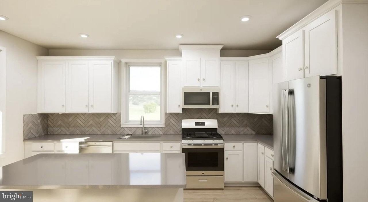 43312 Farringdon Sq #215 - Photo 3 of 10