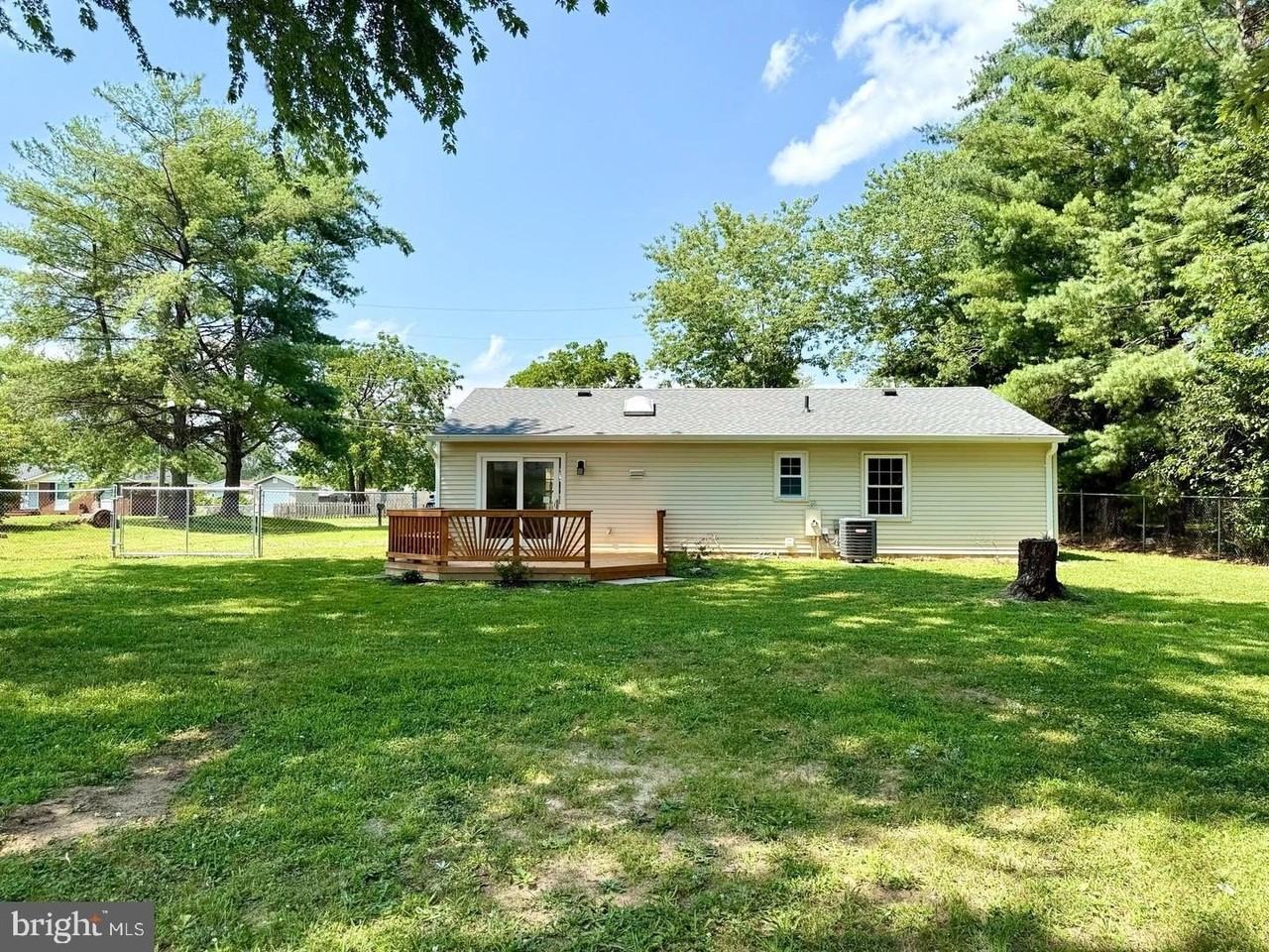 105 Walnut Dr - Photo 3 of 18