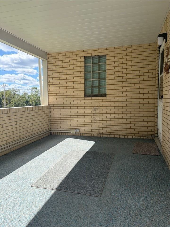 306 Valley Dr - Photo 3 of 24