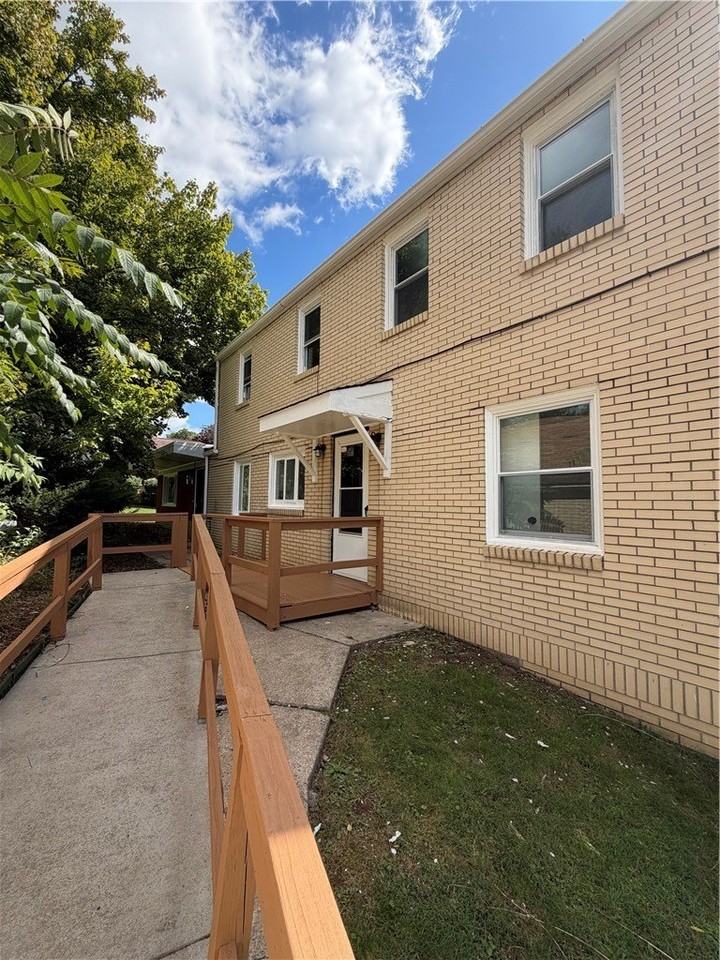 306 Valley Dr - Photo 5 of 24