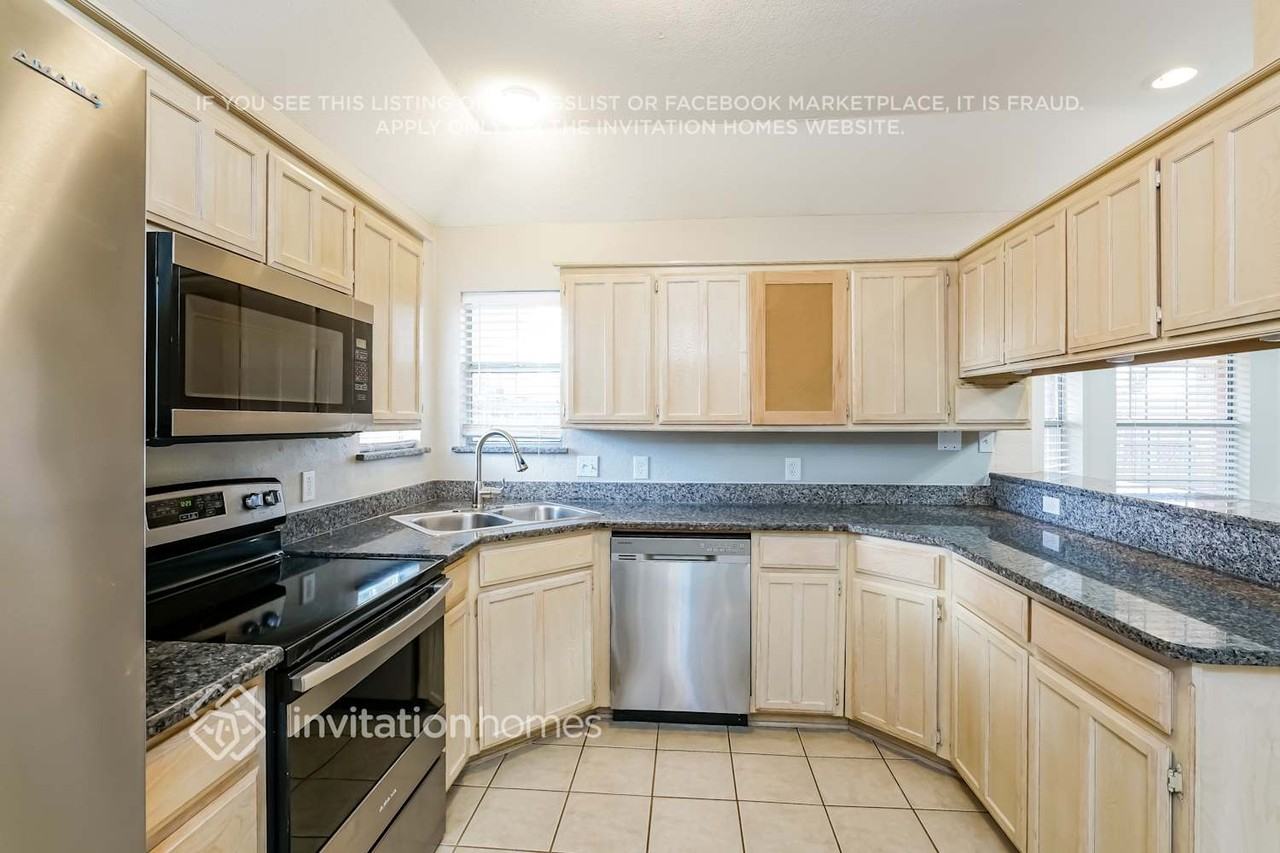 216 Edson Ave - Photo 6 of 17