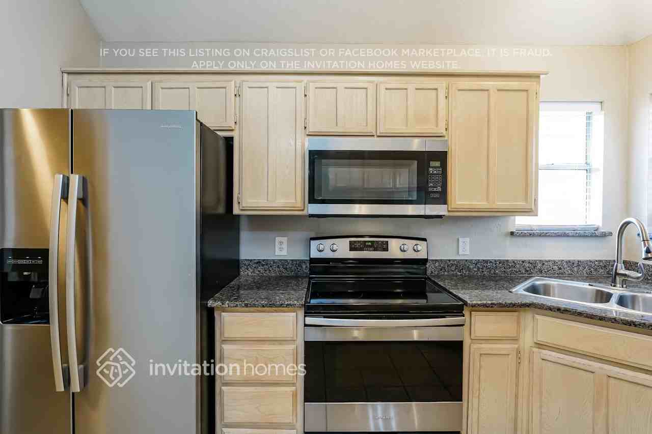216 Edson Ave - Photo 7 of 17