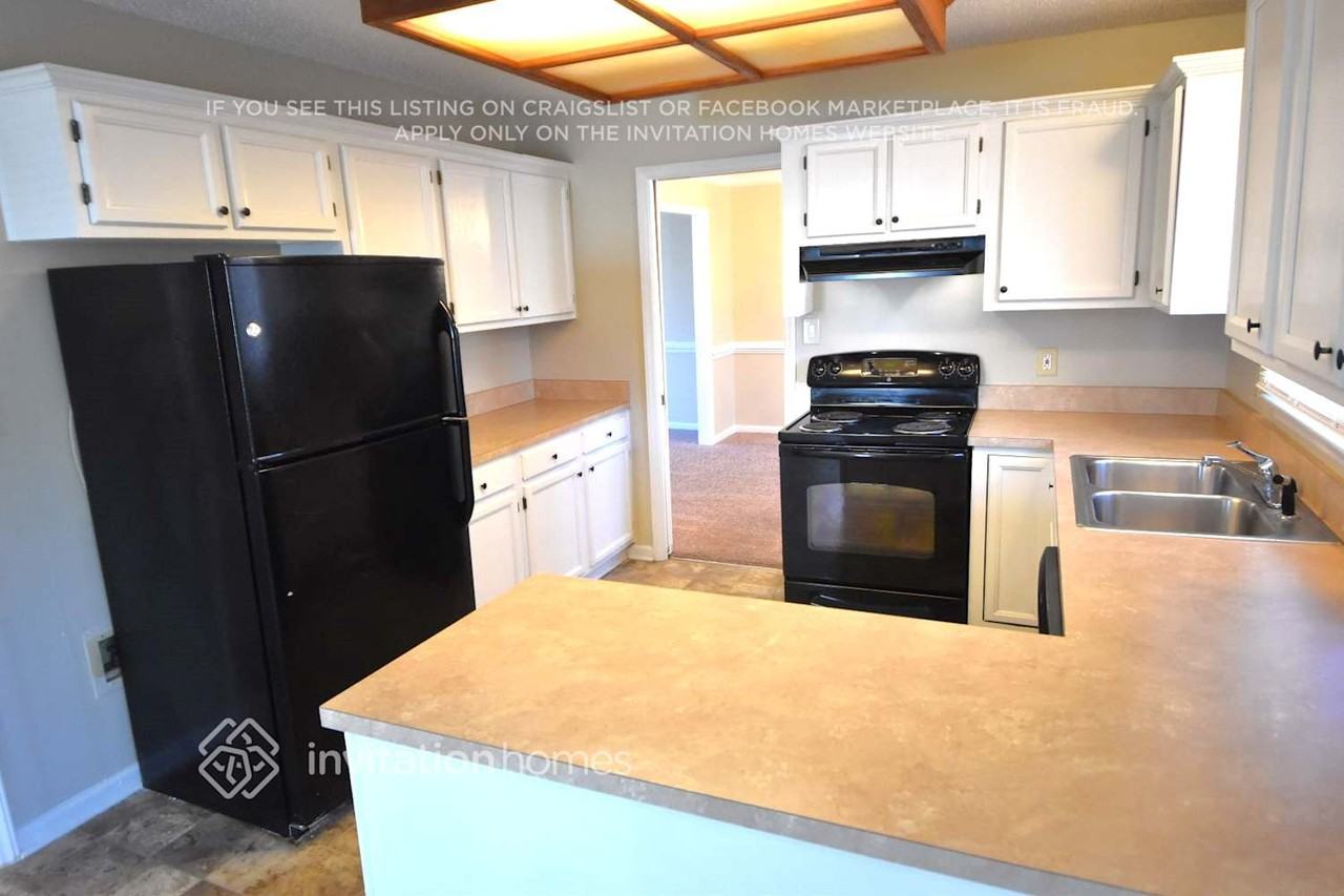 2329 Century Oaks Ln - Photo 3 of 10