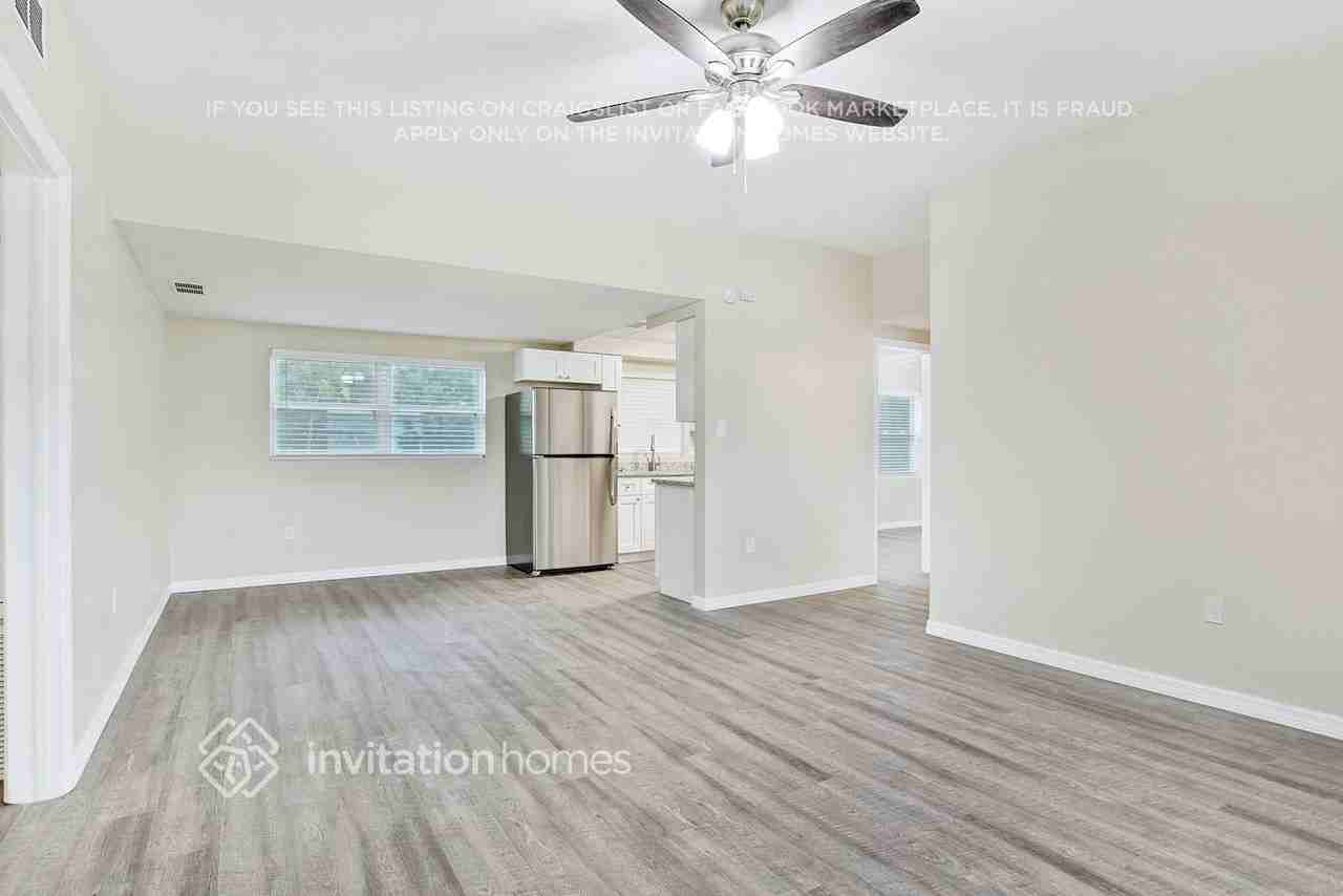 1834 N Powers Dr - Photo 4 of 21