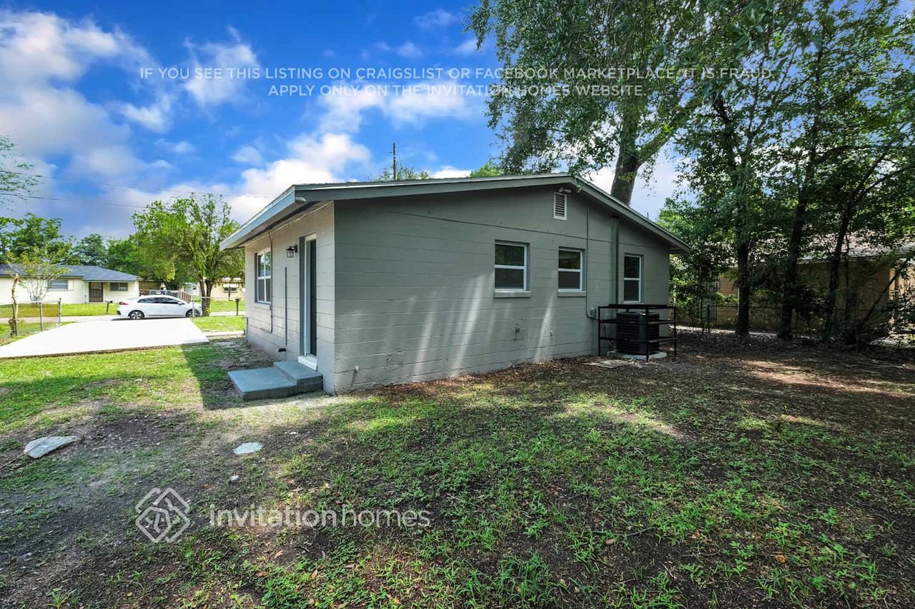 4646 Effingham Rd - Photo 6 of 26