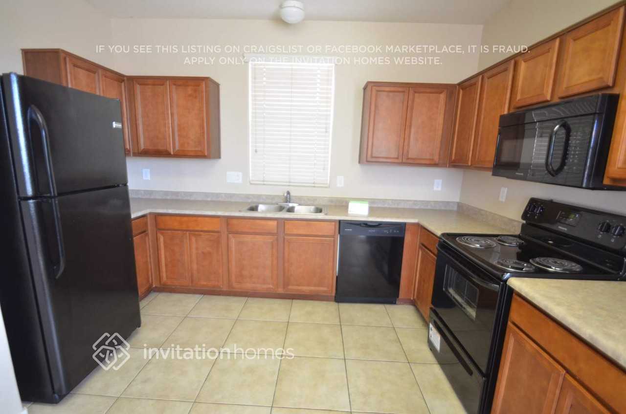 116 N 66th Ln - Photo 4 of 11