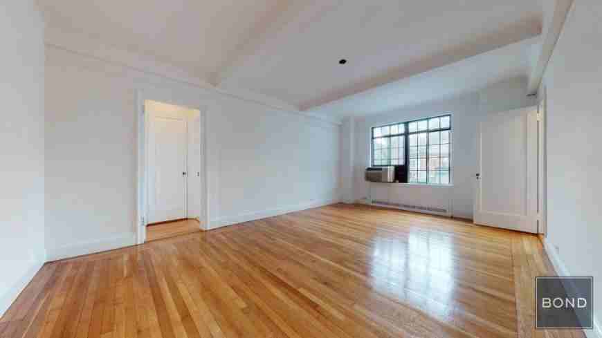 1 Christopher St - Photo 4 of 10