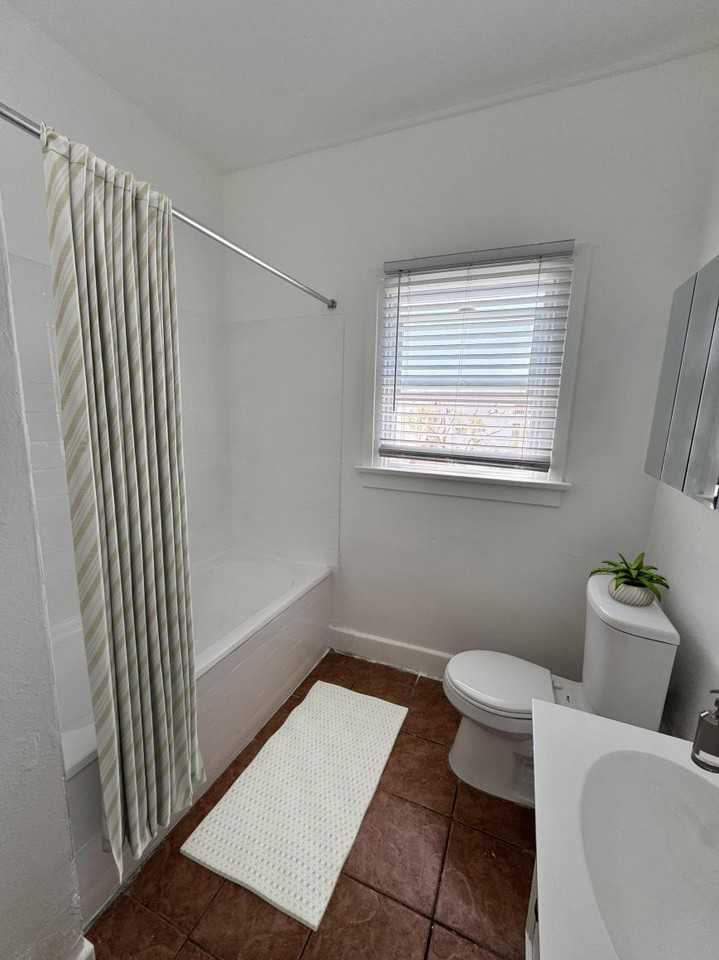 502 N Kenmore Ave - Photo 5 of 9