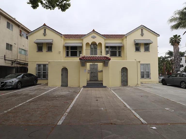 502 N Kenmore Ave - Photo 7 of 9