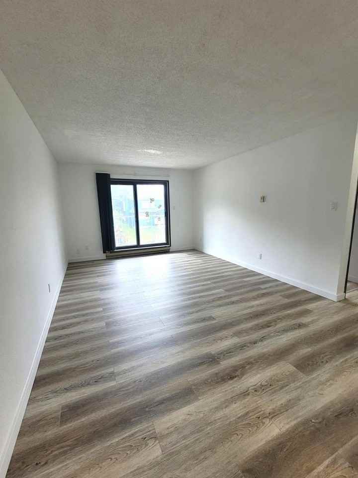 1741 Kootenay Ave - Photo 3 of 10