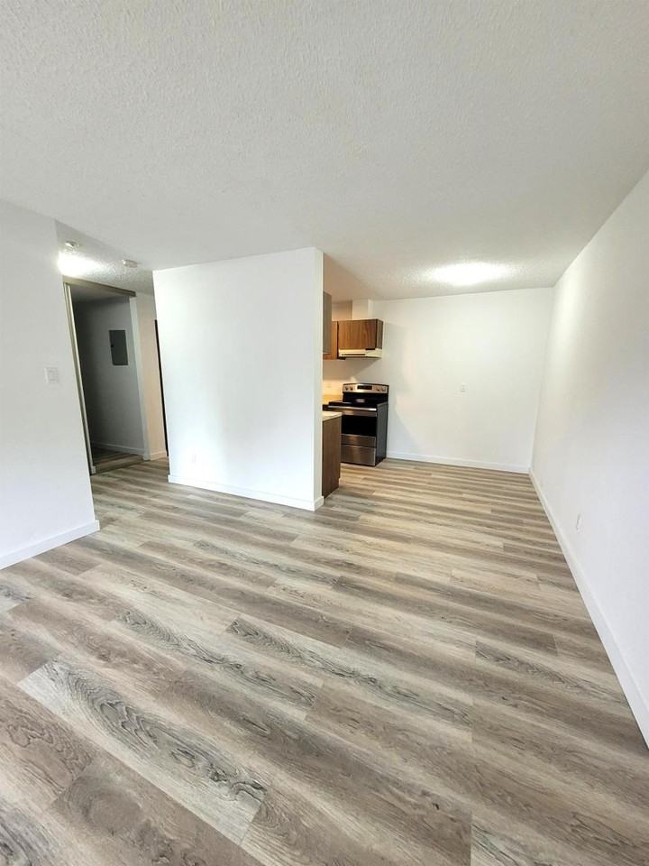 1741 Kootenay Ave - Photo 4 of 10