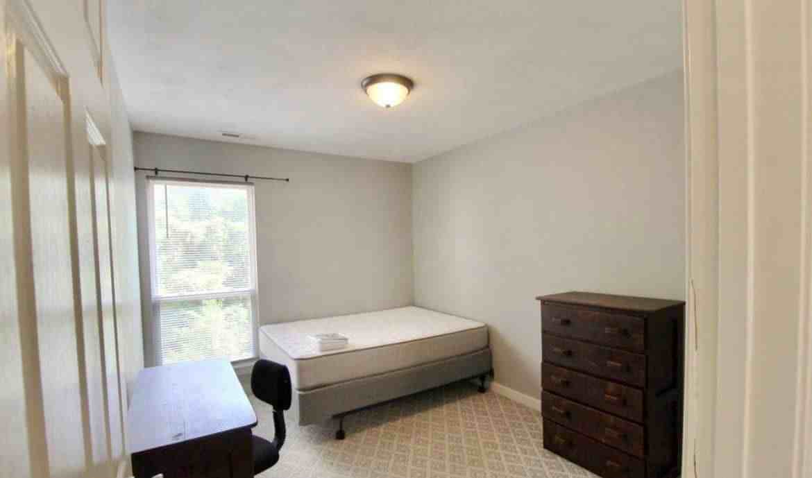 1556 Devon Ln - Photo 4 of 5