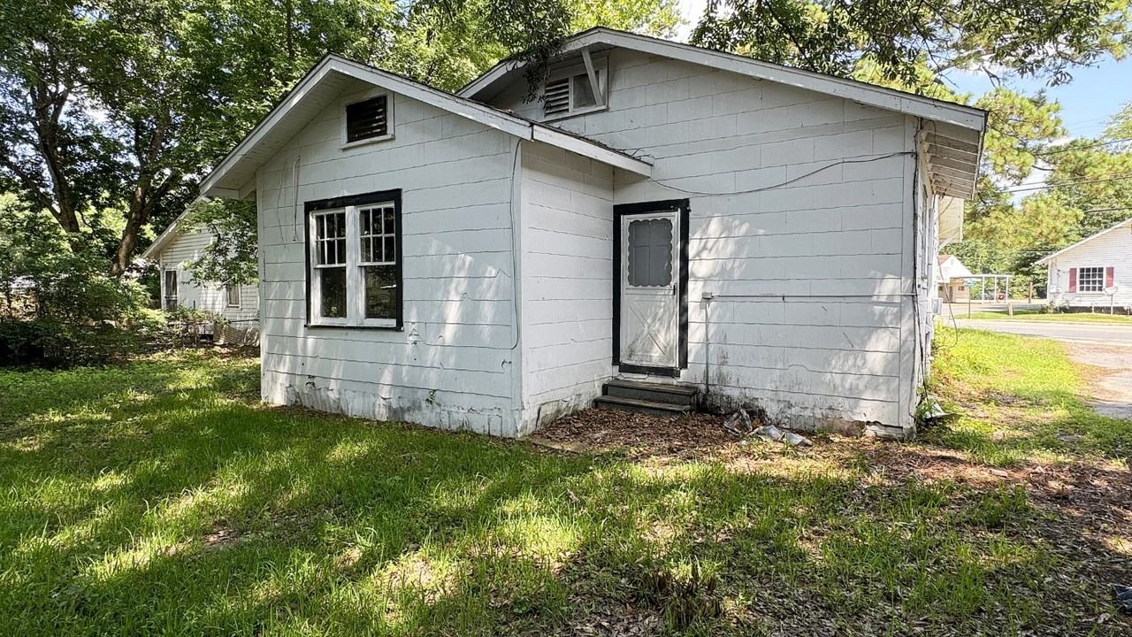 613 Montgomery Ave - Photo 4 of 20