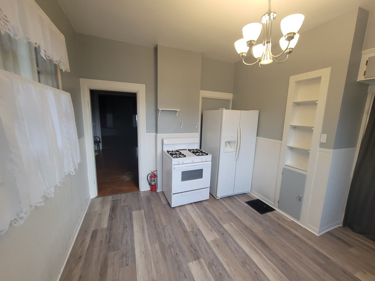 523 Rhomberg Ave - Photo 3 of 8