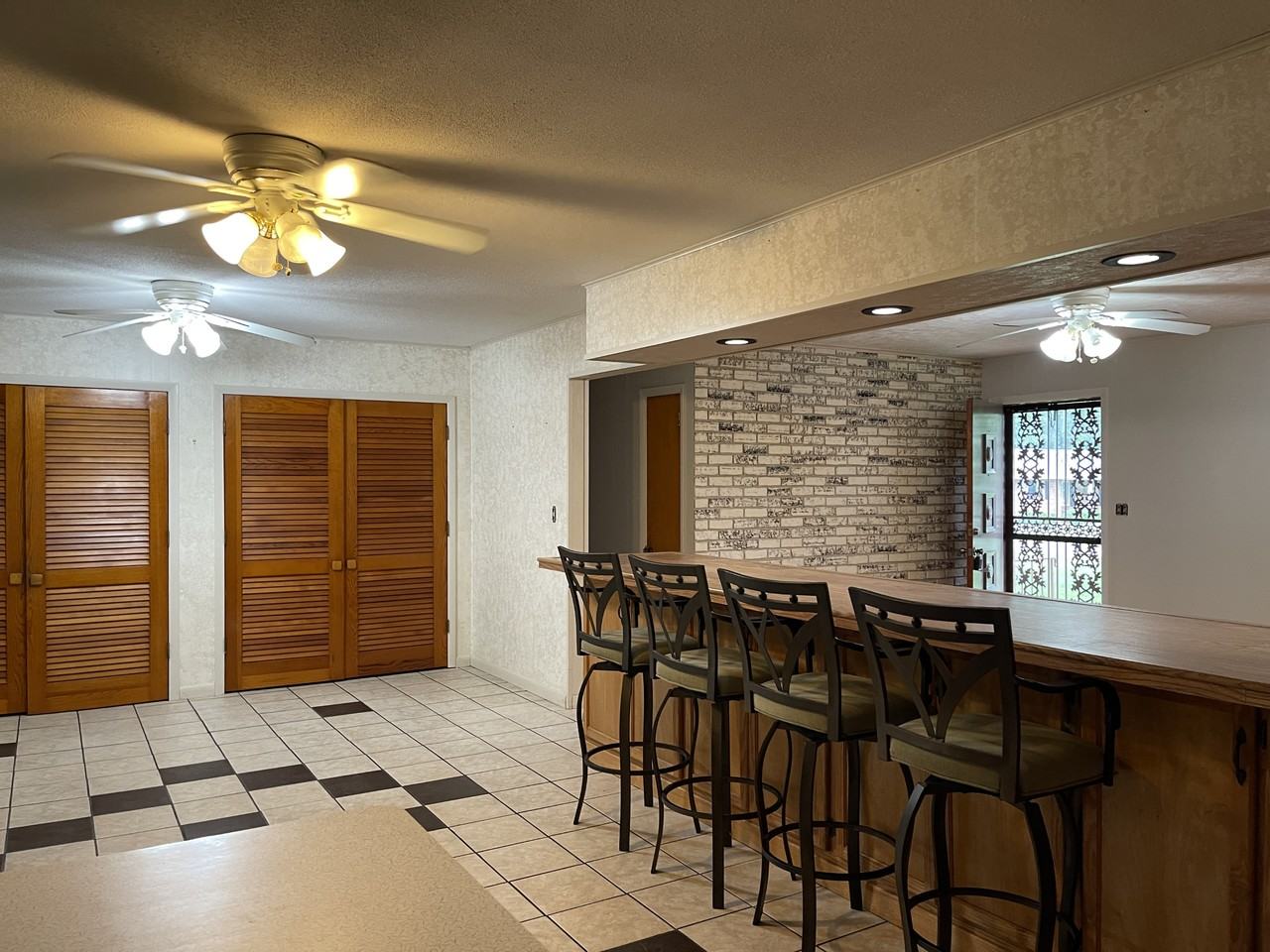 102 Oaklawn Cir - Photo 4 of 22