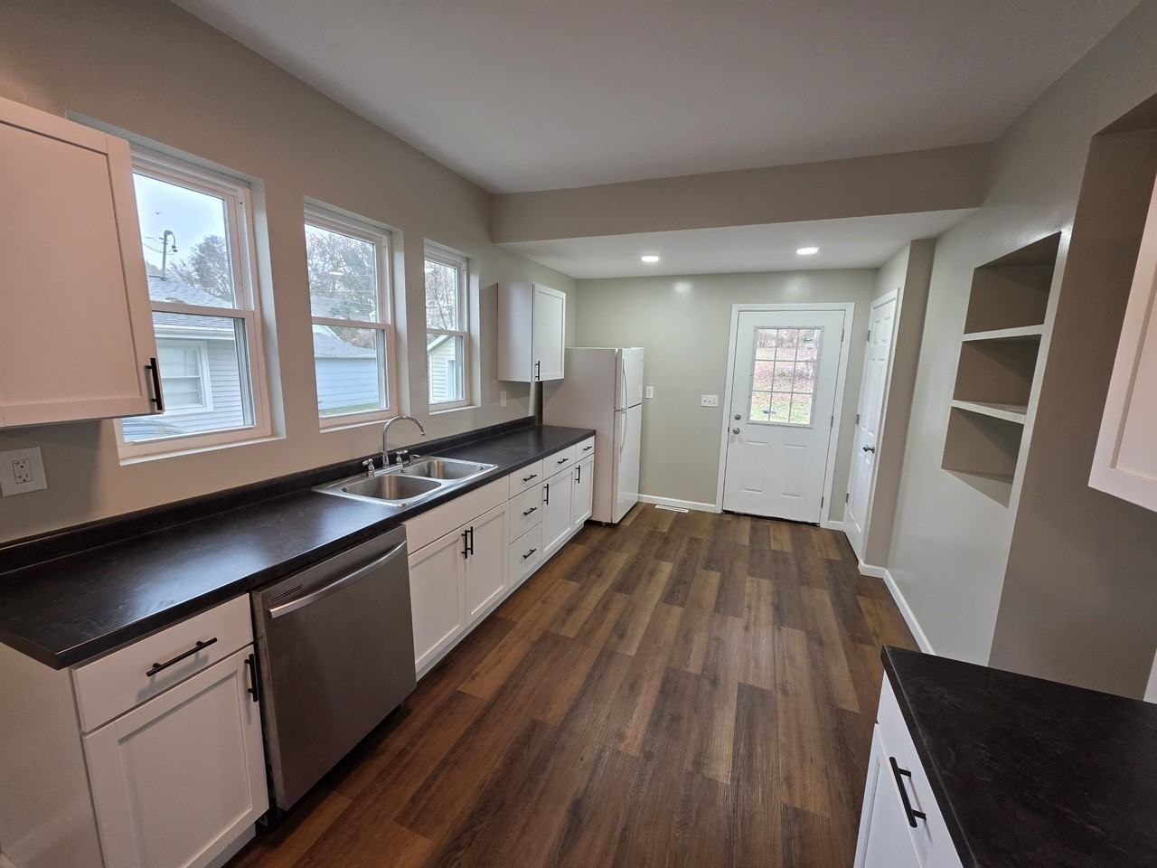 311 19th Pl - Photo 7 of 9
