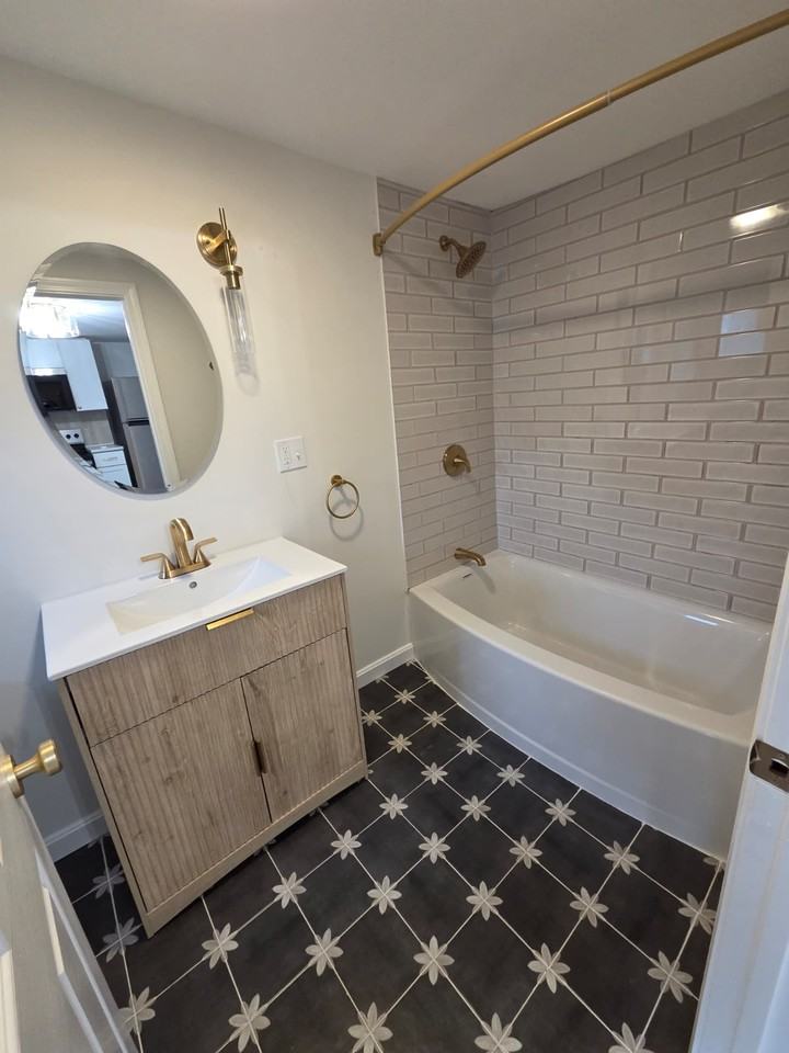 207 Cohannet St #3L - Photo 5 of 9