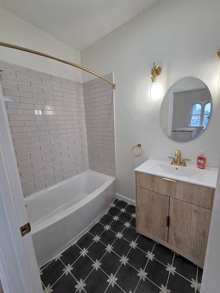 207 Cohannet St #3R - Photo 4 of 7