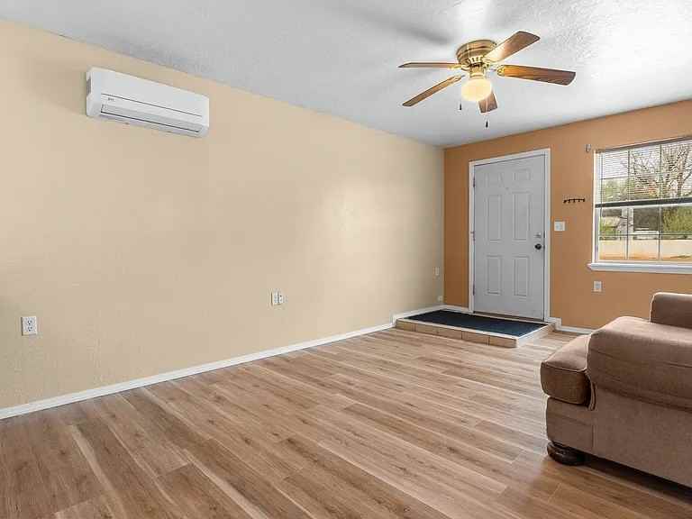 509 E 12th St - Photo 4 of 8