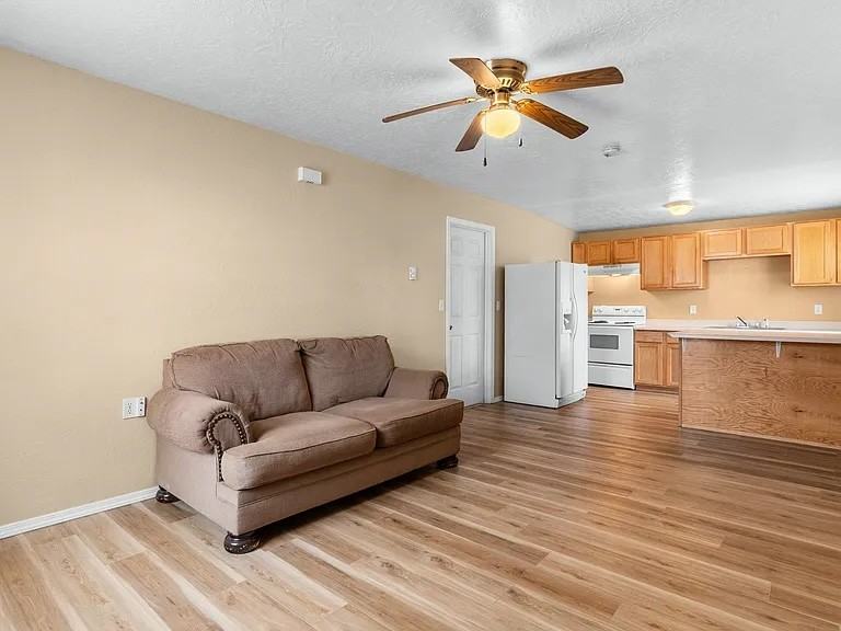 509 E 12th St - Photo 5 of 8