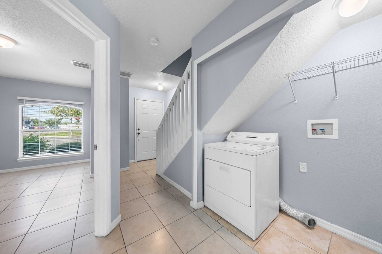 239 Royal Palm Dr - Photo 3 of 16