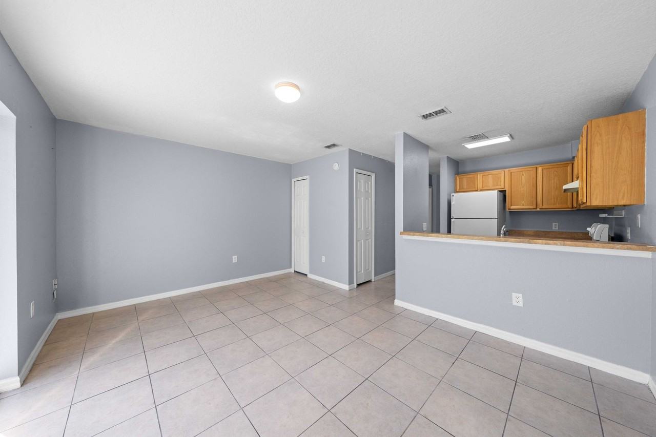 239 Royal Palm Dr - Photo 4 of 16