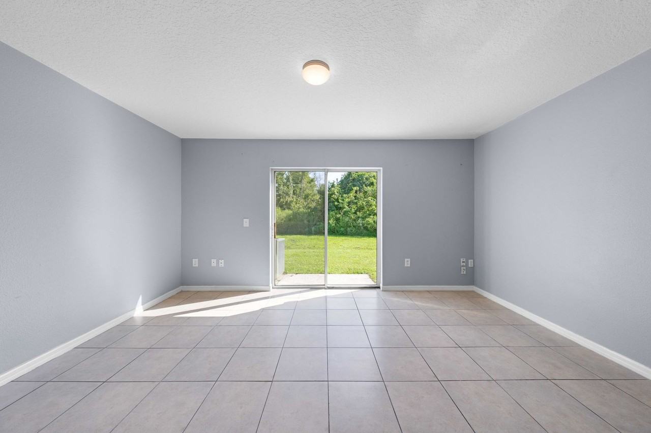 239 Royal Palm Dr - Photo 6 of 16