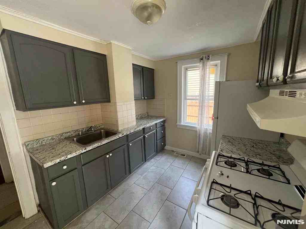 121 Washington Ave - Photo 4 of 8