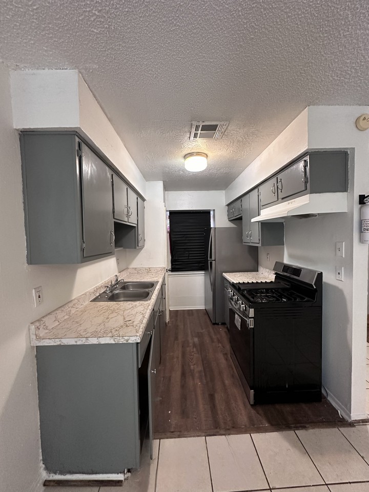 145 S Dexter Dr - Photo 3 of 11