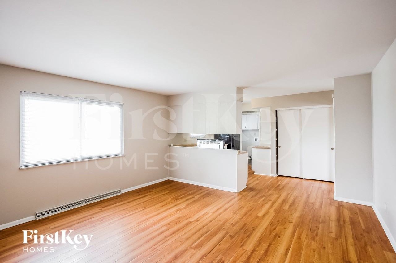 8215 E 10th St - Photo 4 of 15