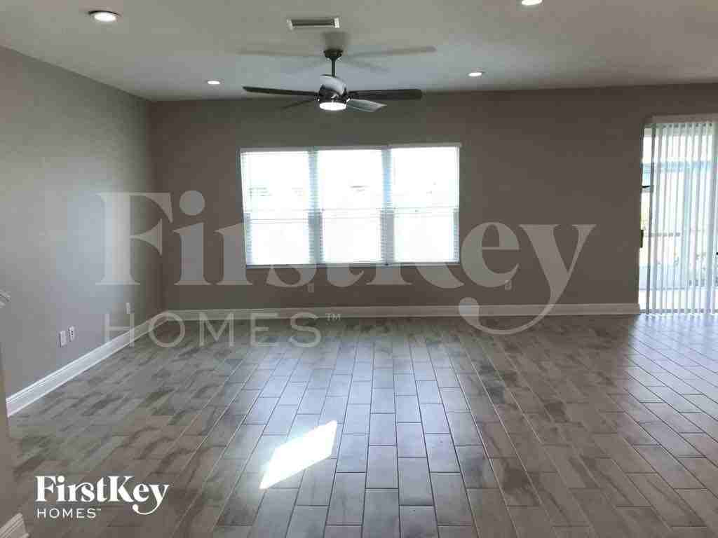 10942 Sand Pine Ln - Photo 4 of 17