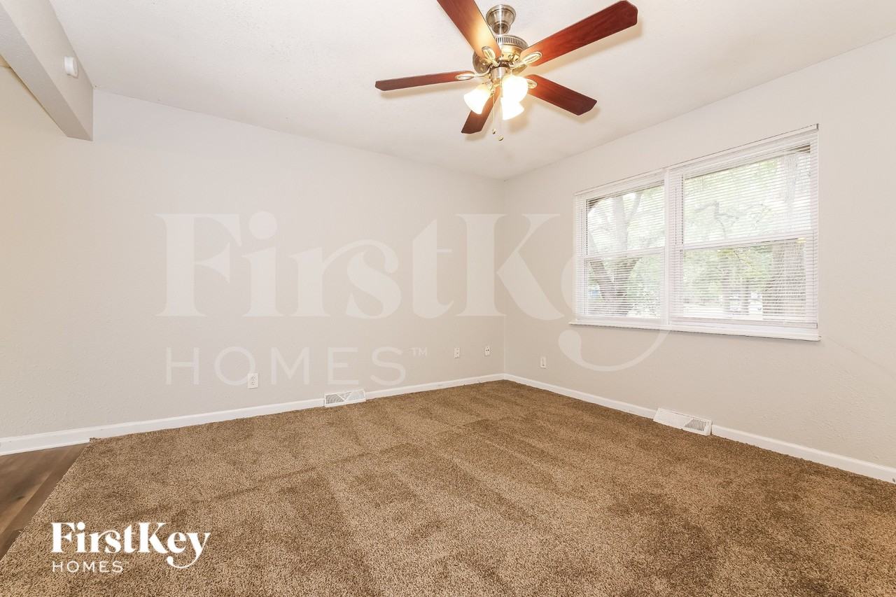 309 Ne Sunnybrook Dr - Photo 2 of 16