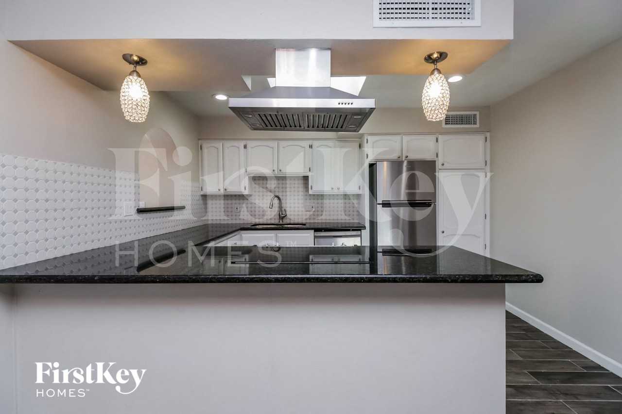 1707 S Hardy Dr - Photo 4 of 15